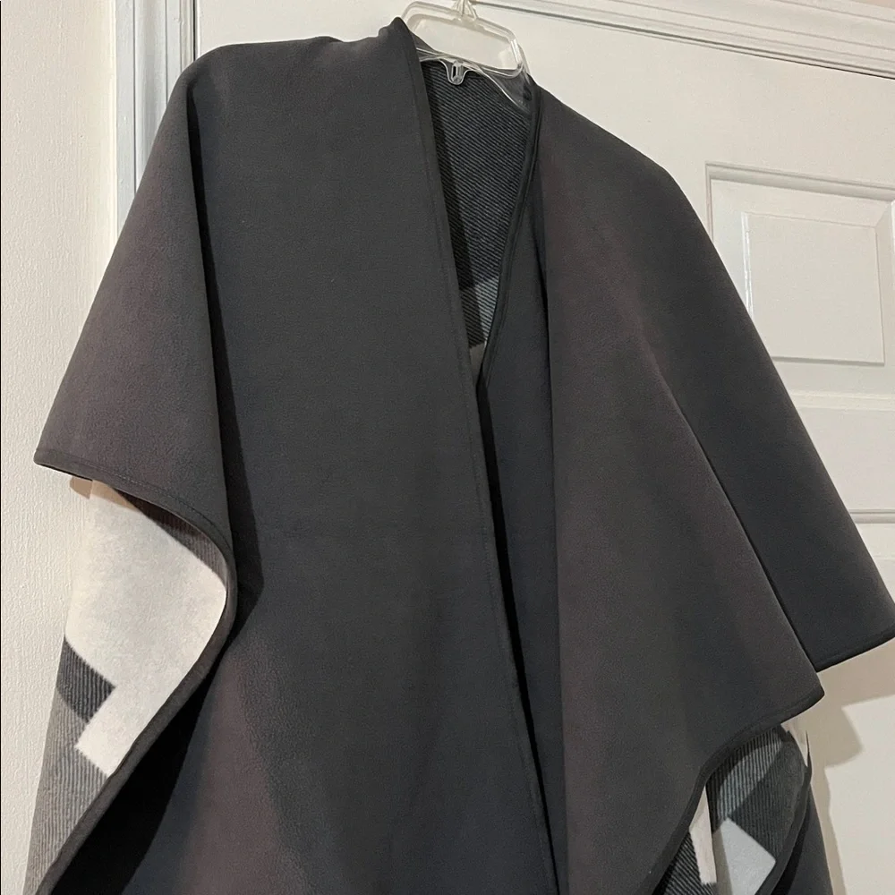 Reversible Woolrich Black & Gray Patterned Cape - Picture 11 of 15